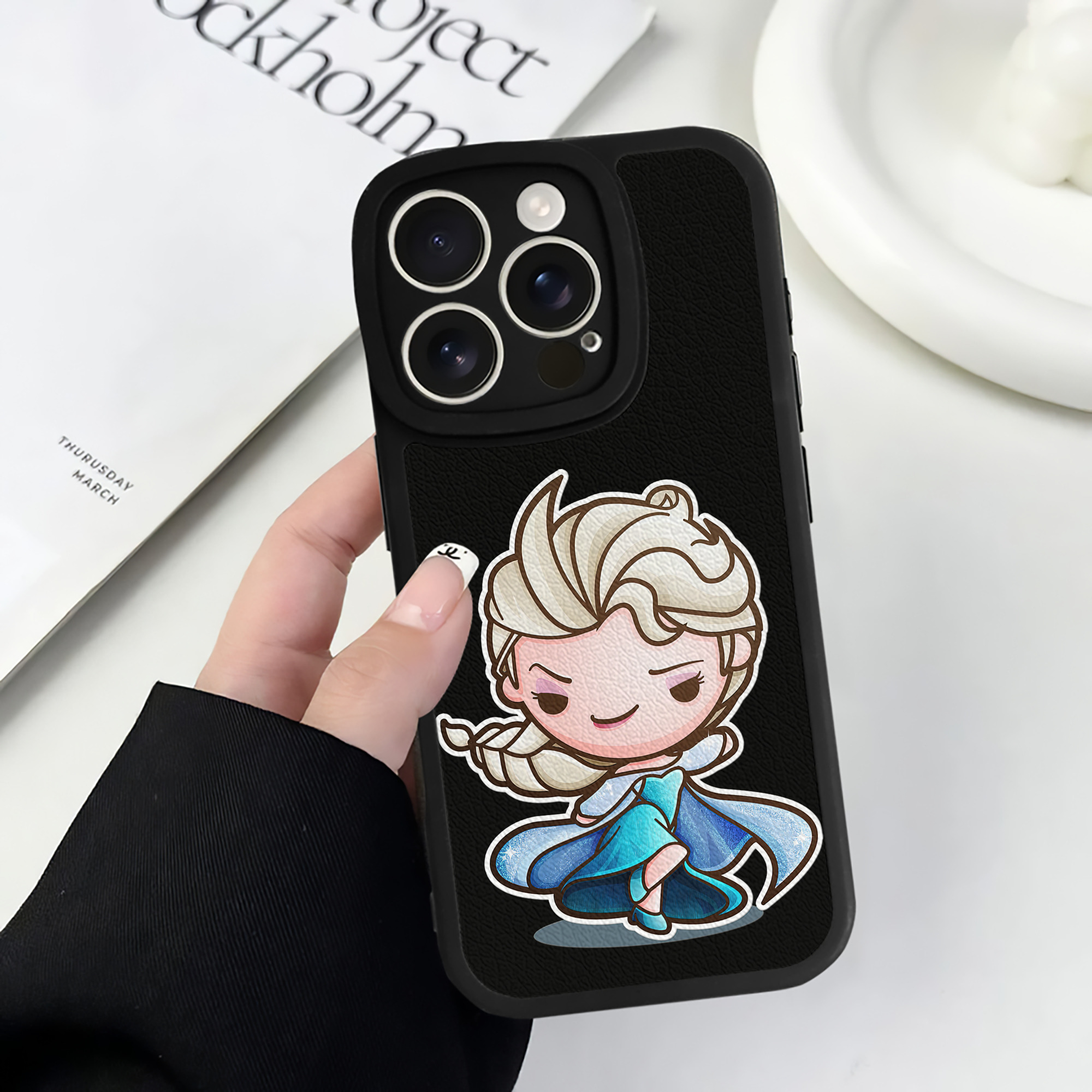 （画像用） アナと雪の女王 アンナ エルサ Frozen Anna Elsa 【iPhone 16シリーズ対応】シリコンスマホケース（レザー調） 材質：シリコン